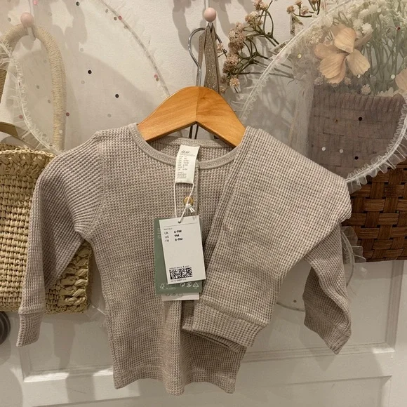H&M Kids Beige Waffle Knit Long Sleeve Tee - Picture 1 of 3